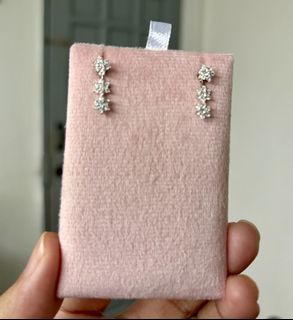 (Category: ) located in . Submitted by katmandulovesmakeup (Listing ID 1448937872, Image 1). Description: .