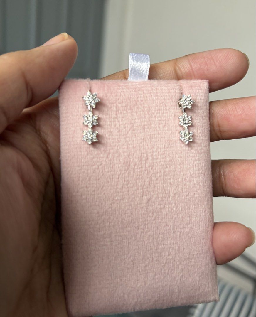 2 in 1 flower moisannite S925 earrings (Category: Earrings) located in Rizal. Submitted by katmandulovesmakeup (Listing ID 1448937872, Image 2). Description: Moisannite Flower 2 in 1 earrings All moisa Can be worn as a stud or 3 flowers together S925 silver With certificate Brandnew.