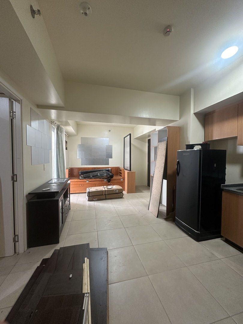 FOR SALE |AVIDA SOLA TOWER 1 (Category: Apartments & Condos) located in Mandaluyong City. Submitted by aristeo.narito (Listing ID 1460300588, Image 1). Description: Location Edsa, North Triangle, Brgy Bagong Pagasa, QC Price: 12.5M Gross Unit area: 47.88sqm Terms of payment:Cash basis With Title and Tax Dec Amenities: Swimming pool, Basketball Court, Kids Playground, Gym, Function Room.. Inclusion: Shower Heater, 7cuft refrigerator, 2 window type