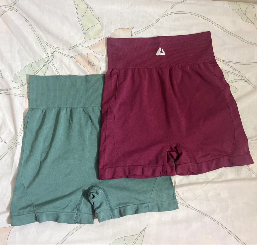 2PCS Cycling Shorts L/XL (bundle) (Category: Activewear) located in Manila. Submitted by dayclutter (Listing ID 1460234620, Image 1). Description: twice lng nasuot ung green, Ung burgundy never pa nagamit.