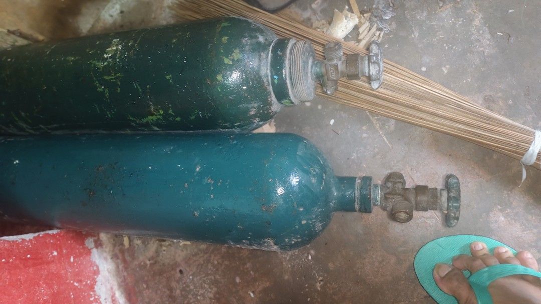 2x Oxygen Tanks with Valves (Category: Medical Supplies & Tools) located in Quezon City. Submitted by jryance13 (Listing ID 1460133030, Image 2). Description: - Two (2) used oxygen tanks available - Colors: 1 Green, 1 Teal - Valves are attached - Suitable for medical or industrial applications - Pick up only.