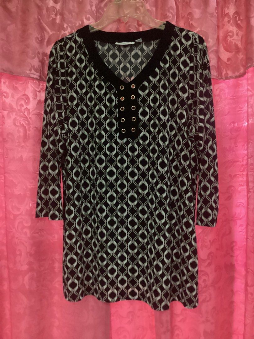 3/4 Sleeves Top (Category: Longsleeves) located in Davao. Submitted by ferdipt (Listing ID 1460113279, Image 3). Description: V-neck and button detailing along the neckline. L:29 inches Armpit to armpit:23 inches Size :Large Made in Vietnam 95% Polyester, 5% Spandex.