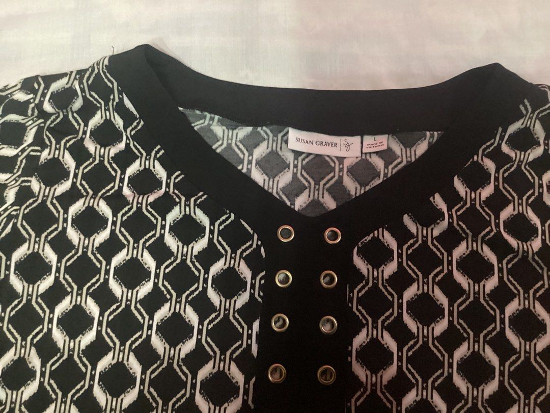 3/4 Sleeves Top (Category: Longsleeves) located in Davao. Submitted by ferdipt (Listing ID 1460113279, Image 2). Description: V-neck and button detailing along the neckline. L:29 inches Armpit to armpit:23 inches Size :Large Made in Vietnam 95% Polyester, 5% Spandex.