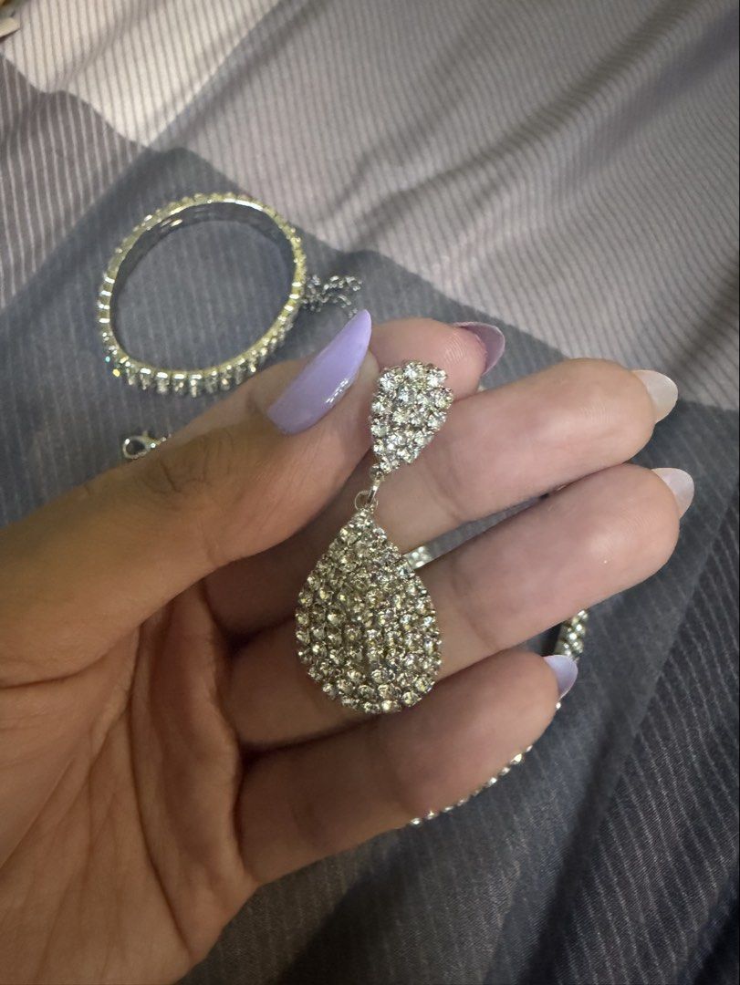 4 in 1 jewerly (Category: Necklaces) located in Manila. Submitted by previosly.mine (Listing ID 1460130036, Image 2). Description: once used sa event ganda nito.