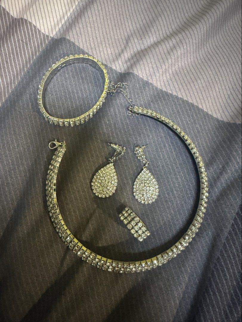 4 in 1 jewerly (Category: Necklaces) located in Manila. Submitted by previosly.mine (Listing ID 1460130036, Image 1). Description: once used sa event ganda nito.