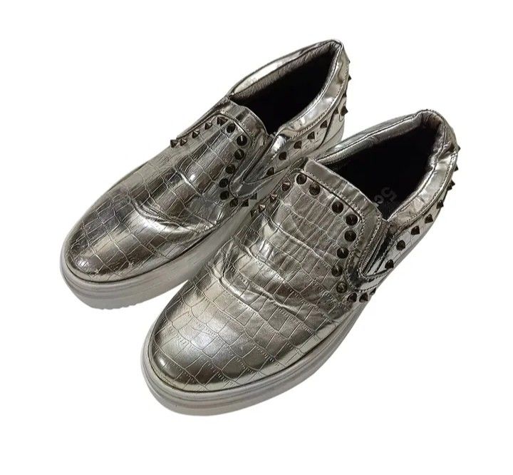 5cm studded silver leather slip on shoes (Category: Sneakers) located in Abucay. Submitted by gibzzz123 (Listing ID 1460234426, Image 1). Description: 🚨 RUSH SALE! 🚨 Decluttering to make more space! 🧺✨.