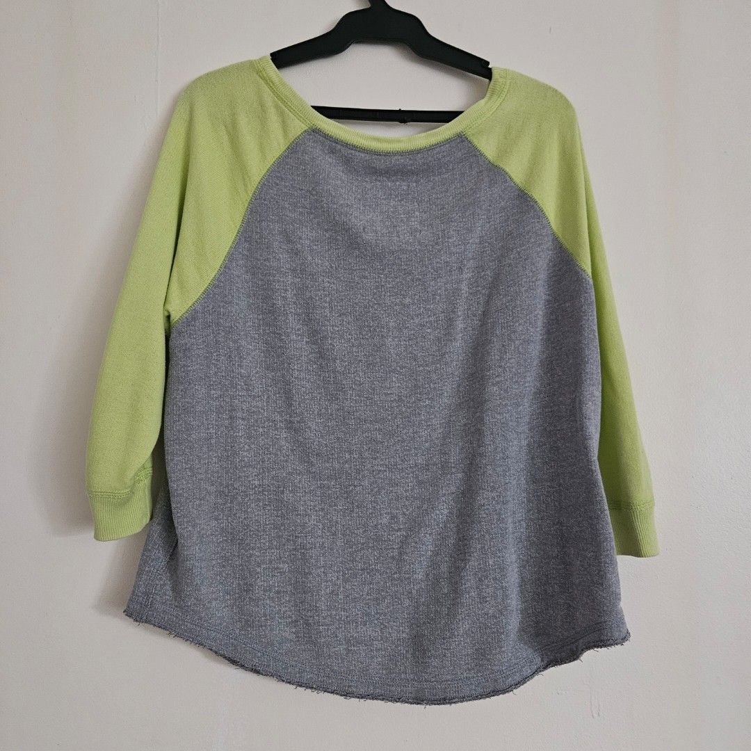 70. Hollister Grey & Lime Green Raglan Sweatshirt Medium (Category: Longsleeves) located in San Juan City. Submitted by titaofmanilaessentials (Listing ID 1460141973, Image 3). Description: - Hollister sweatshirt - Grey body with lime green raglan sleeves - 'Hollister Coastal California Beach Relay' graphic print on front - Raw hem detail.