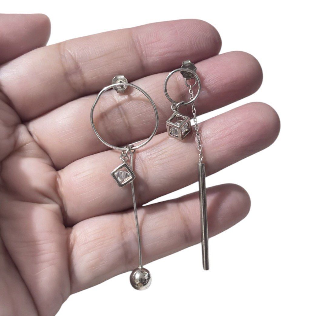 925 Silver Dangling Earrings (Category: Earrings) located in Paranaque City. Submitted by dalle_closet (Listing ID 1460146981, Image 1). Description: magkaiba po talaga yung design nito 925 silver.