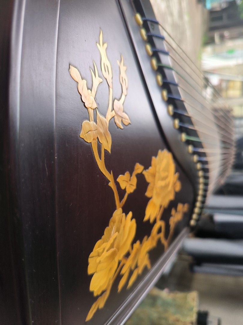 古箏 （分類：樂器）位於 Hong Kong。 由 1964w 提交（商品編號 1460155293，圖片 3）。簡介： 21弦,163cm古箏 已買25年左右但極久未使用 保存良好,弦有損壞須自行更換 唔想浪費,可議價。