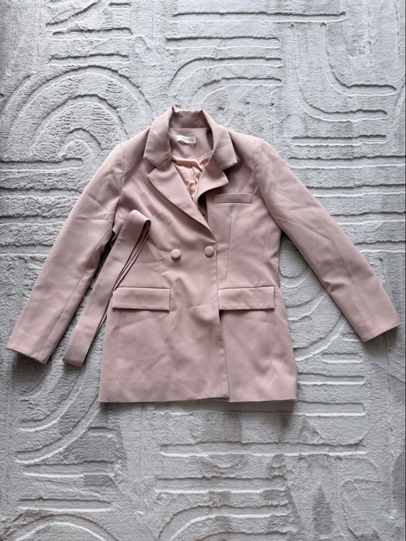 (順豐到付) 韓國東大門 Zoom clothing 自家製 高級 淡粉紅 西裝外套 F size （分類：外套及戶外衣服）位於 Hong Kong。 由 tea_teatea 提交（商品編號 1460109575，圖片 1）。簡介： 。