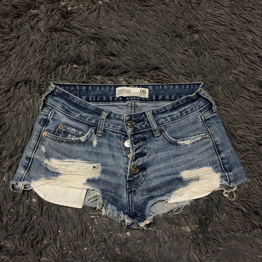 Abercrombie & Fitch Low Rise Short (Category: Shorts) located in Camiling. Submitted by thriftscape2024 (Listing ID 1460192211, Image 1). Description: Excellent Condition Color rate: 9/10 Issue: ❌❌❌ W: 28 L: 11 Thigh: 11 Leg Opening: 11.