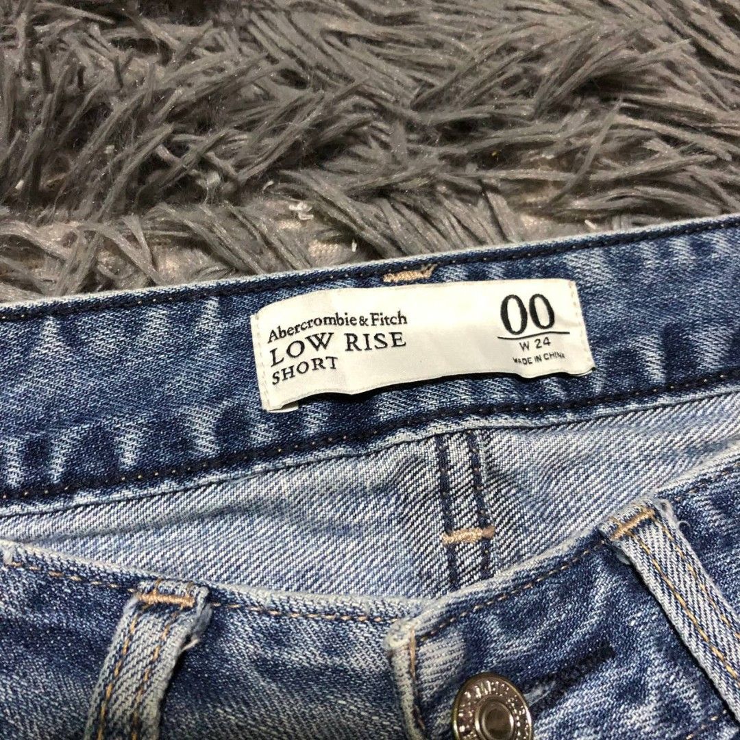 Abercrombie & Fitch Low Rise Short (Category: Shorts) located in Camiling. Submitted by thriftscape2024 (Listing ID 1460192211, Image 2). Description: Excellent Condition Color rate: 9/10 Issue: ❌❌❌ W: 28 L: 11 Thigh: 11 Leg Opening: 11.