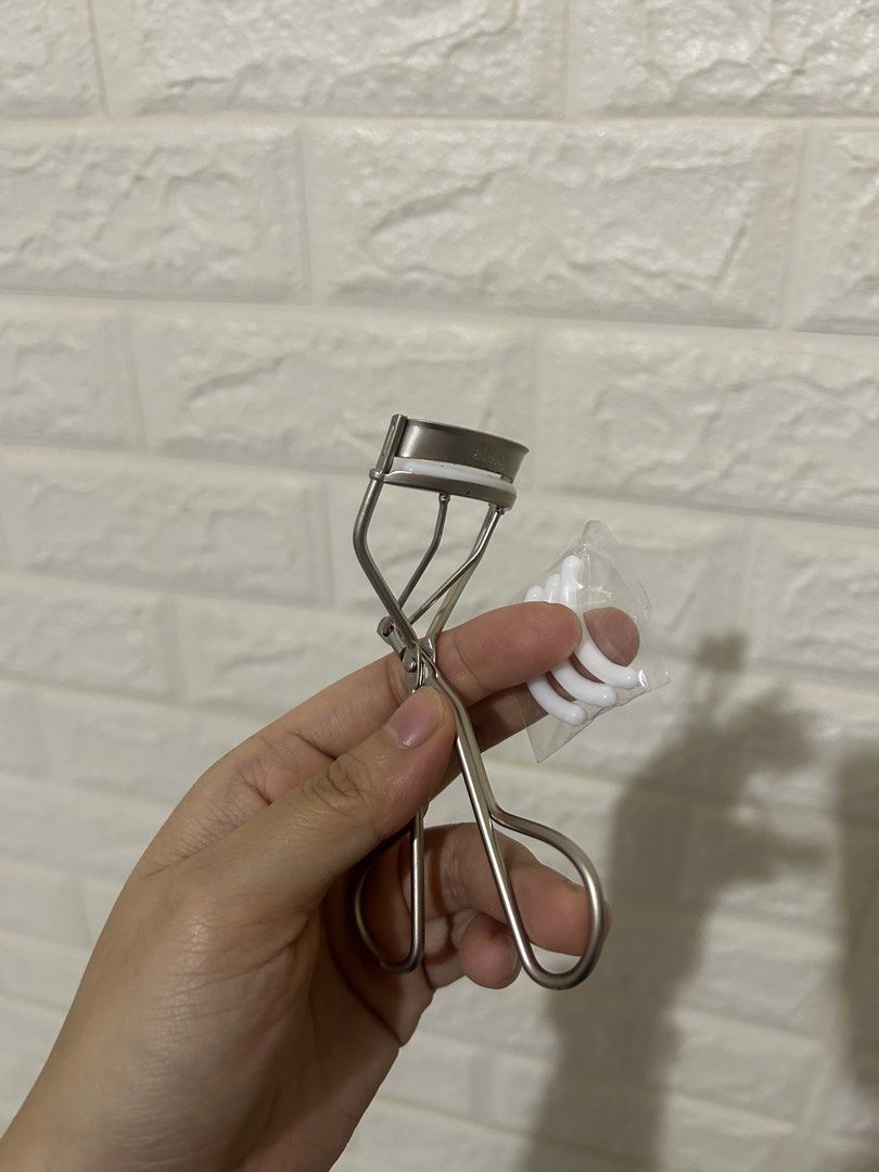 Absidy lash lock 62 curler (Category: Makeup) located in Batangas. Submitted by dusclutter (Listing ID 1460209339, Image 2). Description: Used once only to try - prefer my other curlers Like brand new .