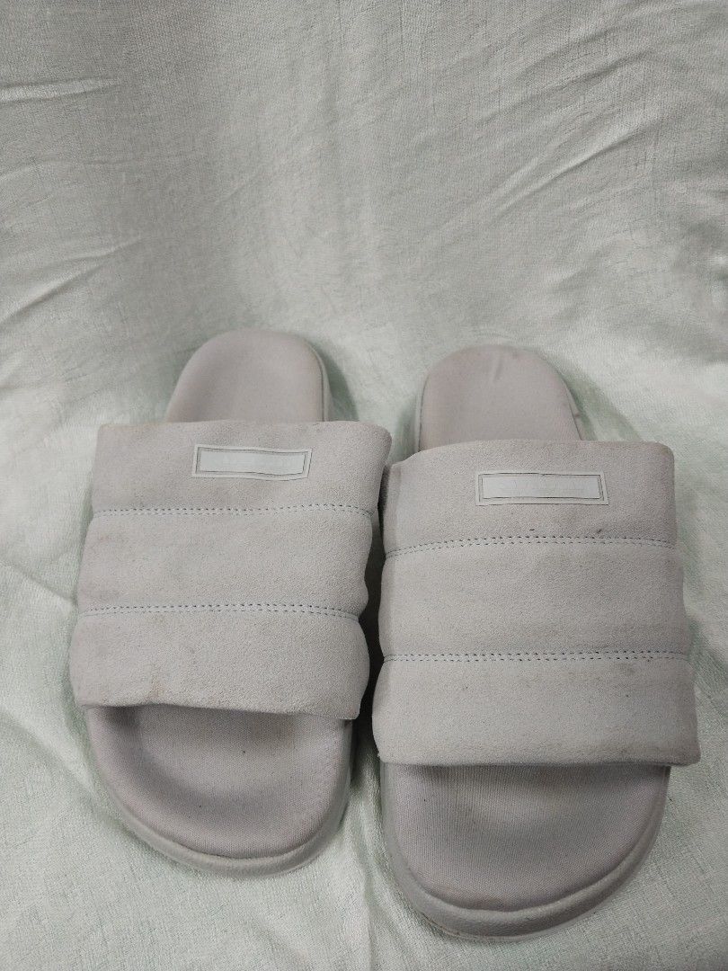 Adidas Adilette Comfort Slides Grey (Category: Slippers & Slides) located in Pasay City. Submitted by emelsthrift1997 (Listing ID 1460120650, Image 1). Description: - Grey Adidas Adilette Comfort slides - Padded strap for enhanced comfort - Easy slip-on design - Ideal for casual outings or post-activity wear - Size: 6 UK / 38 EU -used.