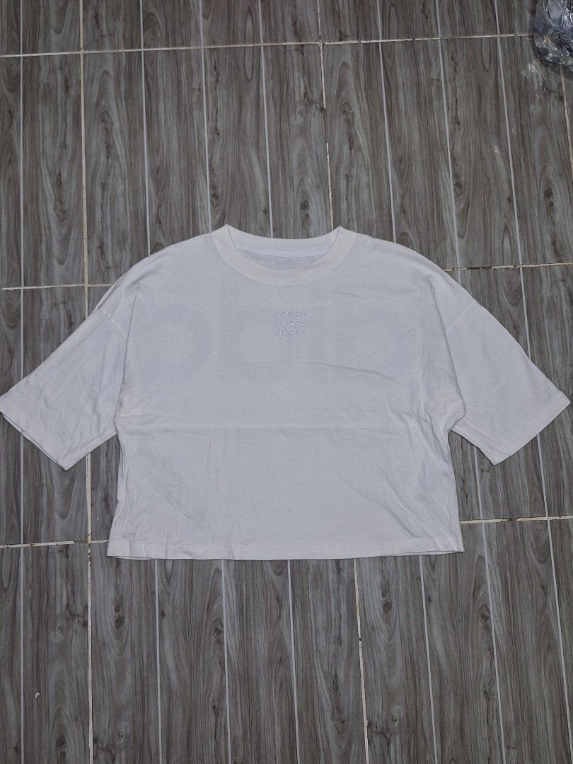ADIDAS CROPTOP (freeshipping) (Category: Shirts) located in Quezon City. Submitted by gyl-stop (Listing ID 1460109497, Image 3). Description: freeshipping 22 x 21 excellent condi cr: 9.5/10 issue: none.