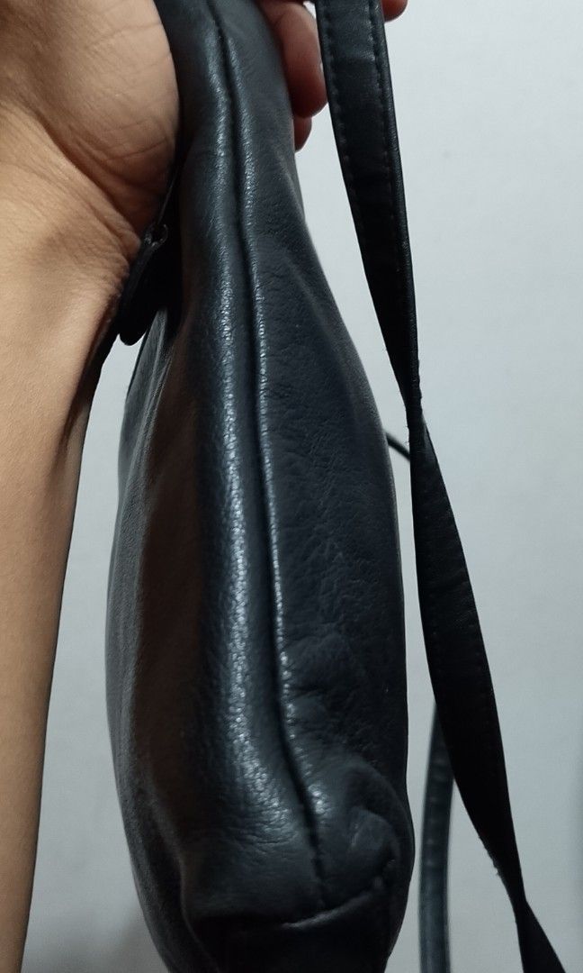 ADLER SLING BAG (Category: Cross-body Bags) located in Tarlac. Submitted by faithfulfinds (Listing ID 1460214037, Image 3). Description: ADLER Black Genuine Leather Sling Bag Material: 100% Genuine Leather Condition: in very good condition Style: Minimalist look, adjustable strap, perfect for everyday use..