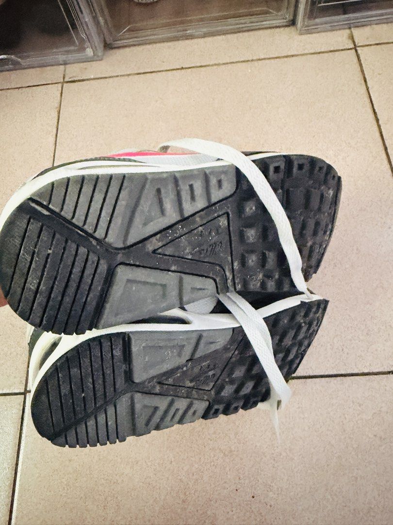 Airmax (Category: Sneakers) located in Quezon City. Submitted by crysanthemum (Listing ID 1460125642, Image 3). Description: almost nee used a few times purchased from store authentic and original guaranteed size - 6.5 US 23.5 cm .
