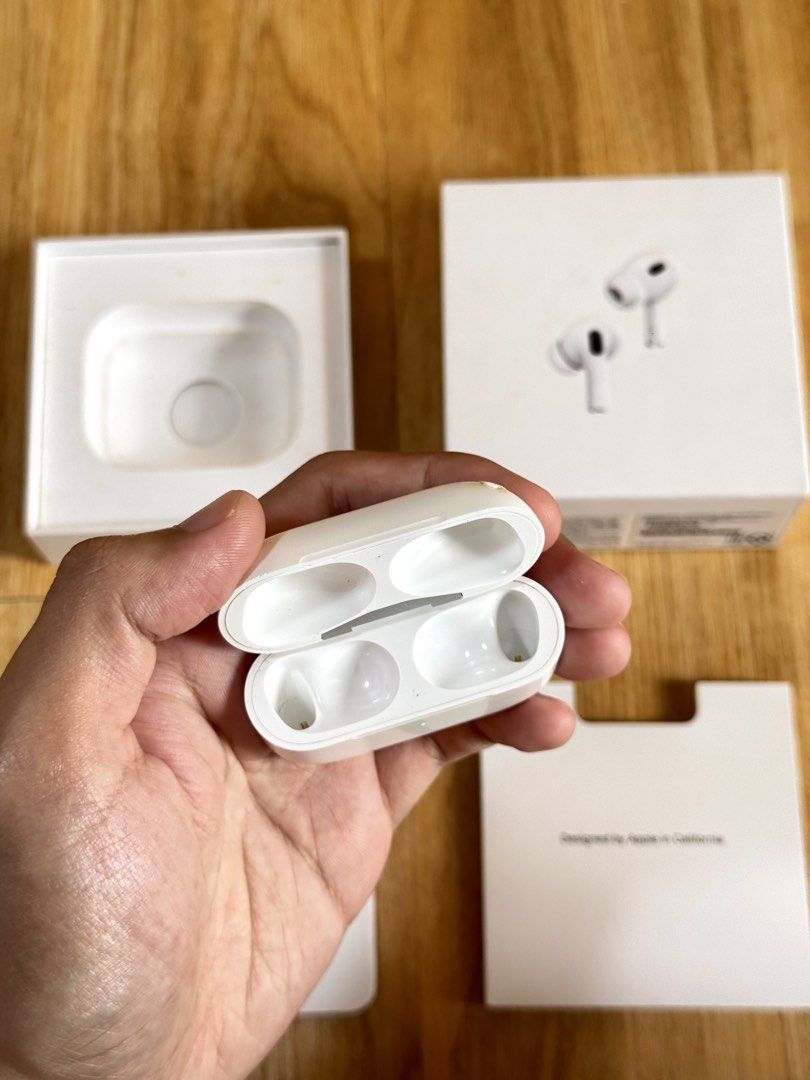 Airpods PRO 2 CHARGING CASE LIGHTNING ONLY (Category: Earphones) located in Manila. Submitted by prelovedbyporttt (Listing ID 1460186265, Image 2). Description: Airpods PRO 2 CHARGING CASE LIGHTNING ONLY 🔗PERSONAL WARRANTY: 1 MONTH (Valid as long as the item hasn’t been dropped or exposed to water) • Only issue: may dent po sa may top ng case but it doesn’t affect the performance still perfectly working parin. • 100% No hidden defects • 100% Bat