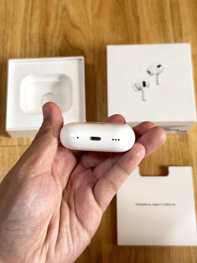 Airpods PRO 2 CHARGING CASE LIGHTNING ONLY (Category: Earphones) located in Manila. Submitted by prelovedbyporttt (Listing ID 1460186265, Image 3). Description: Airpods PRO 2 CHARGING CASE LIGHTNING ONLY 🔗PERSONAL WARRANTY: 1 MONTH (Valid as long as the item hasn’t been dropped or exposed to water) • Only issue: may dent po sa may top ng case but it doesn’t affect the performance still perfectly working parin. • 100% No hidden defects • 100% Bat