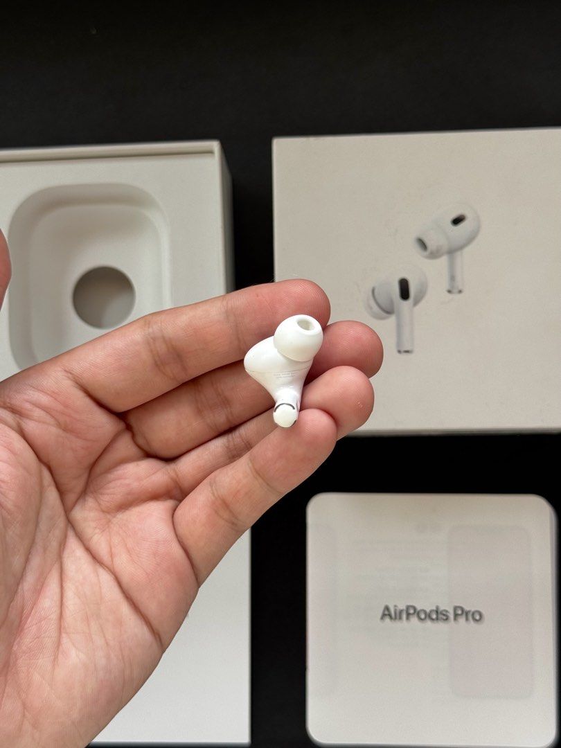 Airpods PRO 2 LEFT POD TYPE-C ONLY (Category: Earphones) located in Manila. Submitted by prelovedbyporttt (Listing ID 1460175680, Image 3). Description: Airpods PRO 2 LEFT POD TYPE-C ONLY 🔗PERSONAL WARRANTY: 1 MONTH (Valid as long as the item hasn’t been dropped or exposed to water) • 100% No hidden defects • 100% Battery health is in great condition • 100% Fully functional • 100% Original item (feel free to check my transaction post on my page 