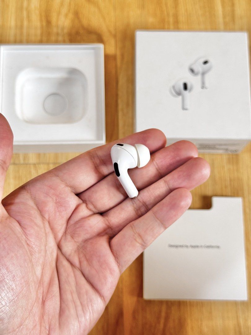 Airpods PRO 2 RIGHT POD LIGHTNING ONLY (Category: Earphones) located in Manila. Submitted by prelovedbyporttt (Listing ID 1460175400, Image 2). Description: Airpods PRO 2 RIGHT POD LIGHTNING ONLY 🔗PERSONAL WARRANTY: 1 MONTH (Valid as long as the item hasn’t been dropped or exposed to water) • 100% No hidden defects • 100% Battery health is in great condition • 100% Fully functional • 100% Original item (feel free to check my transaction post on 