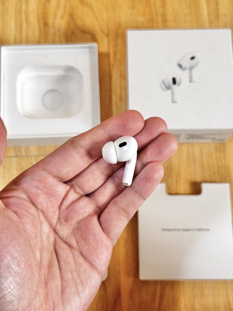 Airpods PRO 2 RIGHT POD LIGHTNING ONLY (Category: Earphones) located in Manila. Submitted by prelovedbyporttt (Listing ID 1460175400, Image 1). Description: Airpods PRO 2 RIGHT POD LIGHTNING ONLY 🔗PERSONAL WARRANTY: 1 MONTH (Valid as long as the item hasn’t been dropped or exposed to water) • 100% No hidden defects • 100% Battery health is in great condition • 100% Fully functional • 100% Original item (feel free to check my transaction post on 