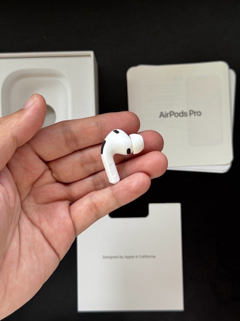 Airpods PRO 3 RIGHT POD ONLY (Category: Headphones & Headsets) located in Manila. Submitted by prelovedbyporttt (Listing ID 1460184777, Image 3). Description: Airpods PRO 3 RIGHT POD ONLY Under Apple warranty: November 2, 2026 🔗PERSONAL WARRANTY: 1 MONTH (Valid as long as the item hasn’t been dropped or exposed to water) • 100% No hidden defects • 100% Battery health is in great condition • 100% Fully functional • 100% Original item (feel free t