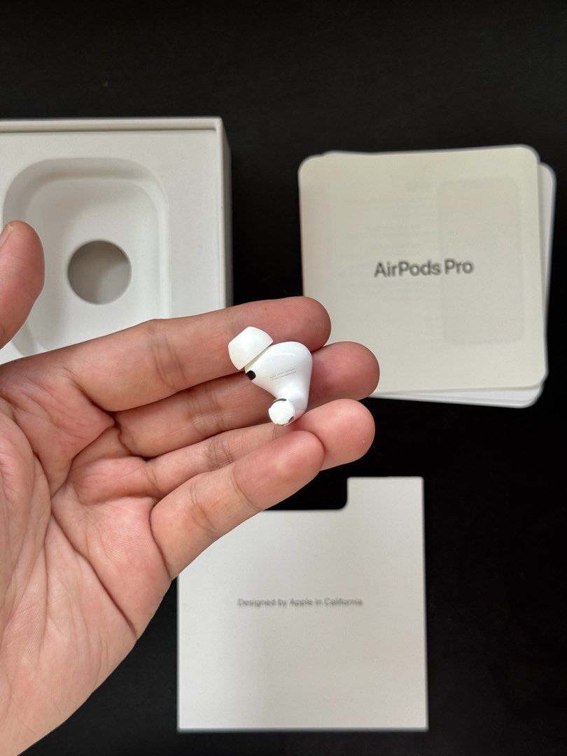 Airpods PRO 3 RIGHT POD ONLY (Category: Headphones & Headsets) located in Manila. Submitted by prelovedbyporttt (Listing ID 1460184777, Image 2). Description: Airpods PRO 3 RIGHT POD ONLY Under Apple warranty: November 2, 2026 🔗PERSONAL WARRANTY: 1 MONTH (Valid as long as the item hasn’t been dropped or exposed to water) • 100% No hidden defects • 100% Battery health is in great condition • 100% Fully functional • 100% Original item (feel free t