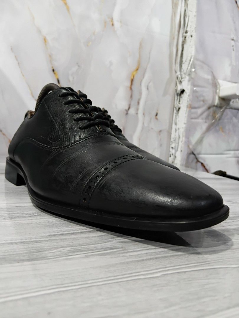 ALDO BLACK LEATHER SHOES SIZE 8 MEN (Category: Casual Shoes) located in General Mariano Alvarez. Submitted by adonid (Listing ID 1460136465, Image 2). Description: ALDO BLACK LEATHER SHOED ORIGINAL ALDO BLACK LEATHER SHOES GOOD CONDITION NORMAL SIGN OF USAGE ONLY NASA PIC NA ISSUE MINIMAL HEELDRAG SIZE 8 MEN.