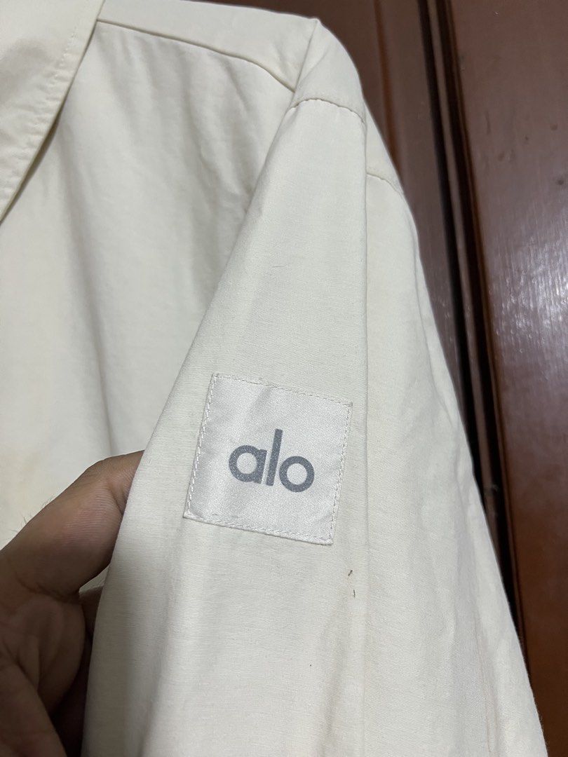 Alo Cream Zip Up Windbreaker Jacket (Category: Coats, Jackets and Outerwear) located in Manila. Submitted by thriftpoint99 (Listing ID 1460255926, Image 2). Description: 25.5x31 No issue Need wash only Excellent condition.