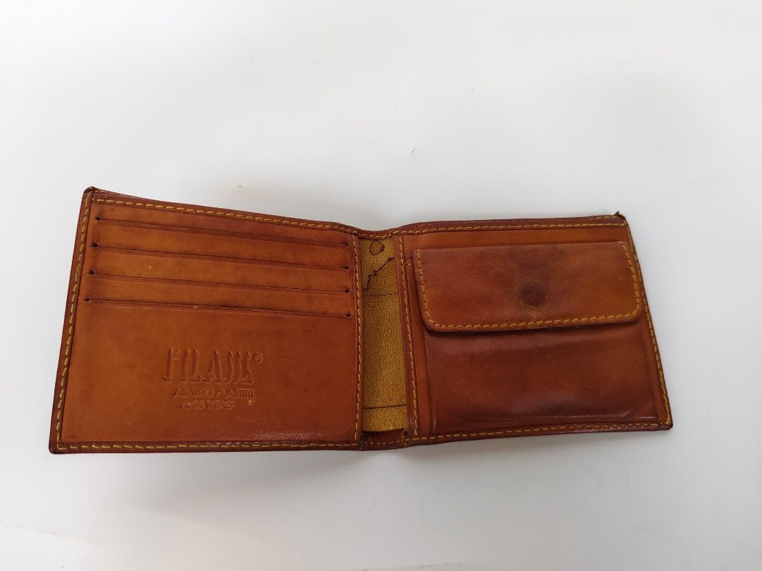 Alviero martini (Category: Luxury Bags & Wallets) located in Davao. Submitted by dvo_jpnstuff (Listing ID 1460126631, Image 2). Description: .