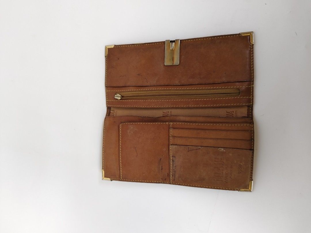 Alviero martini (Category: Luxury Bags & Wallets) located in Davao. Submitted by dvo_jpnstuff (Listing ID 1460126803, Image 2). Description: .
