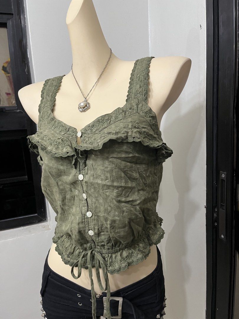 American eagle frilled buttoned top cottagecore mori kei aesthetic (Category: Sleeveless) located in Caloocan City. Submitted by onlyfromthepast (Listing ID 1460292983, Image 3). Description: 9/10 condition Medium ✅My bio before purchasing tia💕 ✅ All items are fresh from bales, Pls expect dirt,dust or stains .