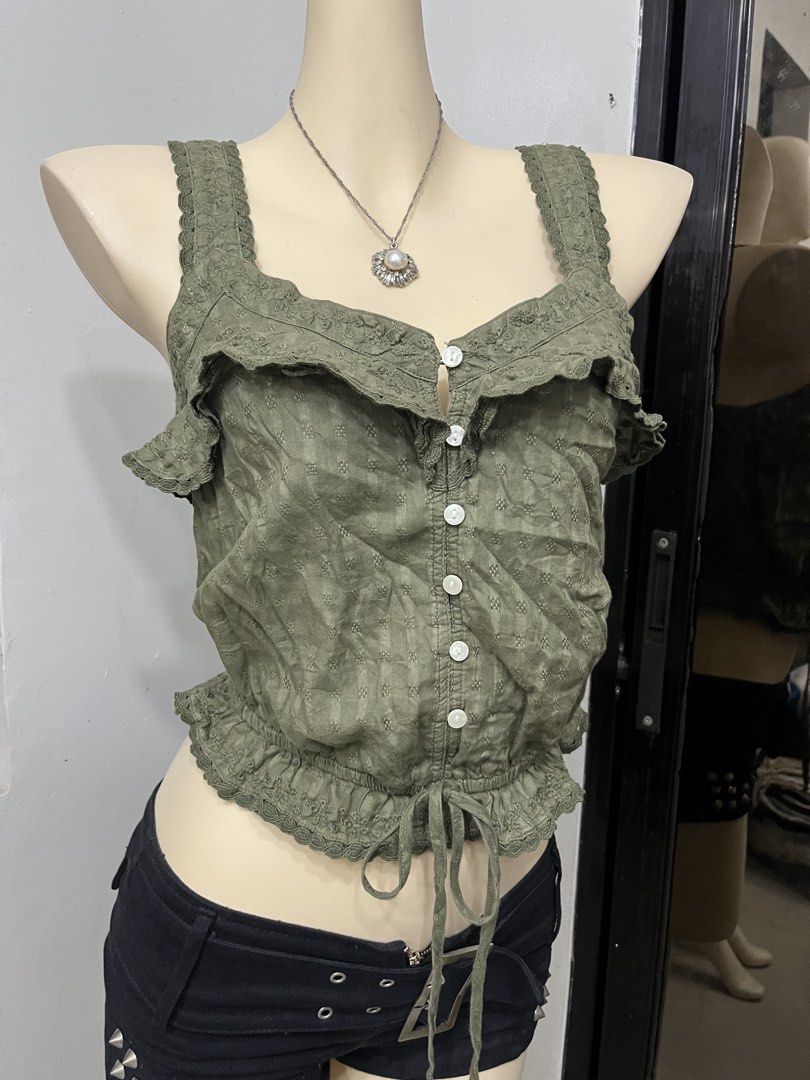 American eagle frilled buttoned top cottagecore mori kei aesthetic (Category: Sleeveless) located in Caloocan City. Submitted by onlyfromthepast (Listing ID 1460292983, Image 2). Description: 9/10 condition Medium ✅My bio before purchasing tia💕 ✅ All items are fresh from bales, Pls expect dirt,dust or stains .