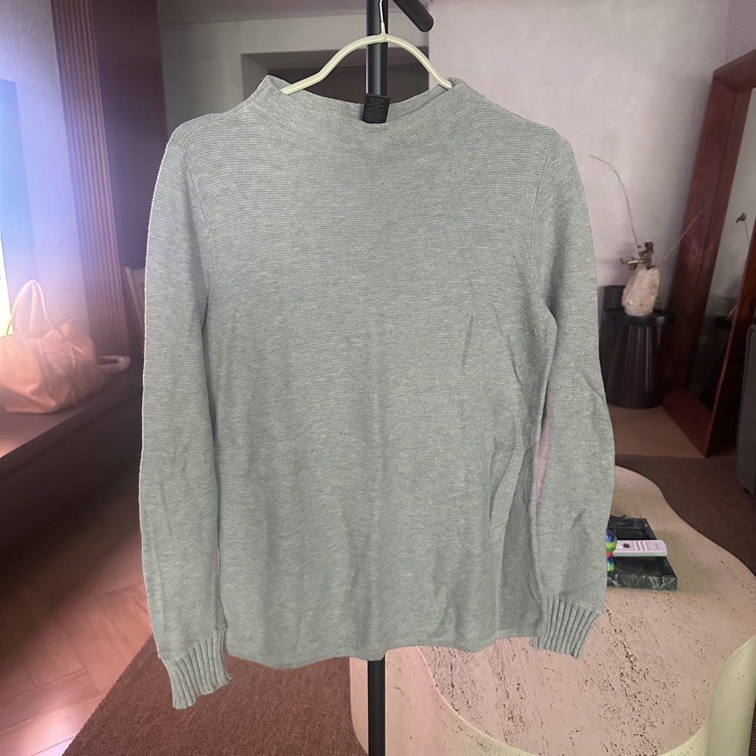 Ann Taylor gray sweater (Category: Coats, Jackets and Outerwear) located in Pasig City. Submitted by ynahperez (Listing ID 1460215515, Image 1). Description: .