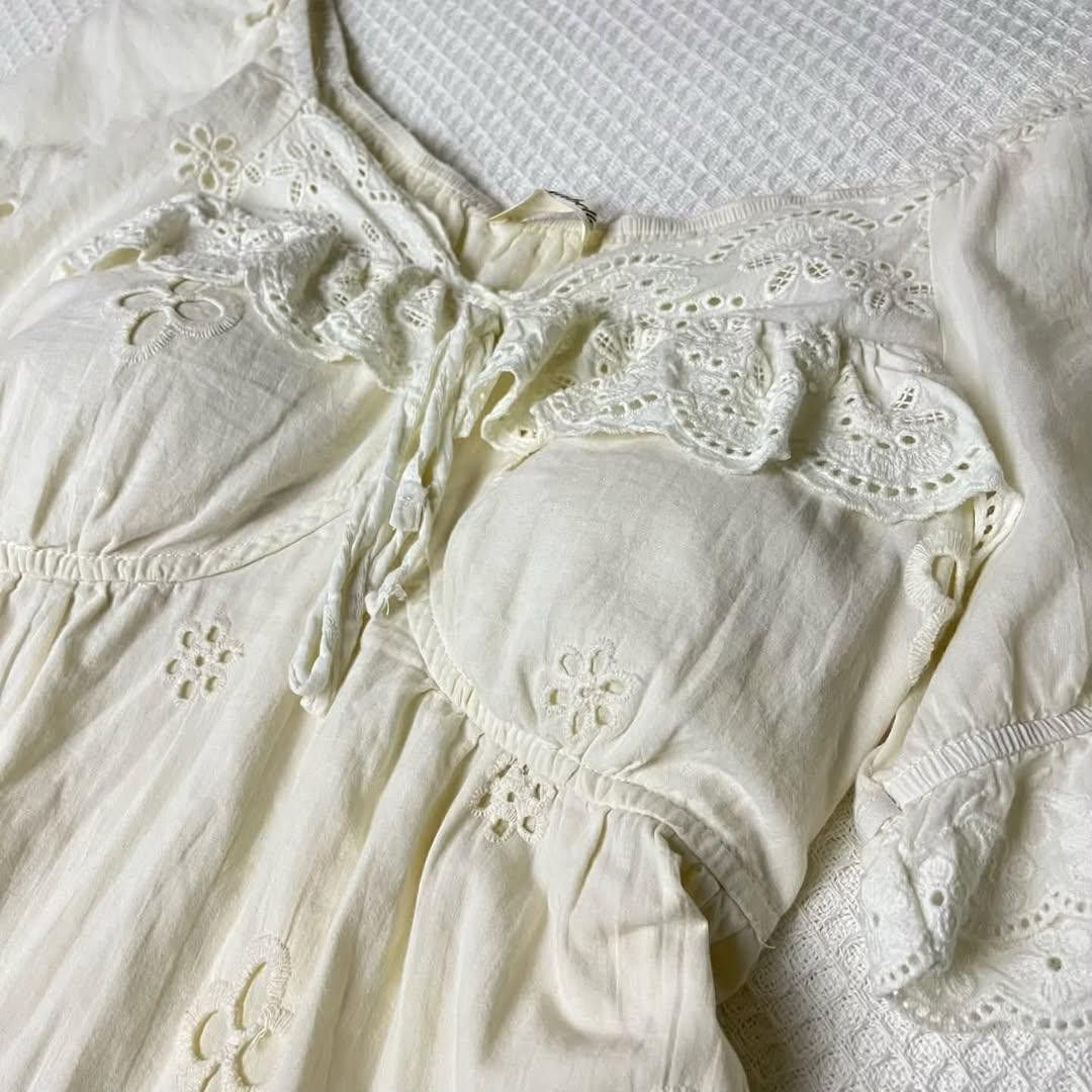 Annabelle White Eyelet Puff Sleeve Top (Category: Blouses) located in Baler. Submitted by liavelle.thrifty (Listing ID 1460199999, Image 2). Description: Size: S-M No issue Eyelet top with inner lining Padded 10/10.