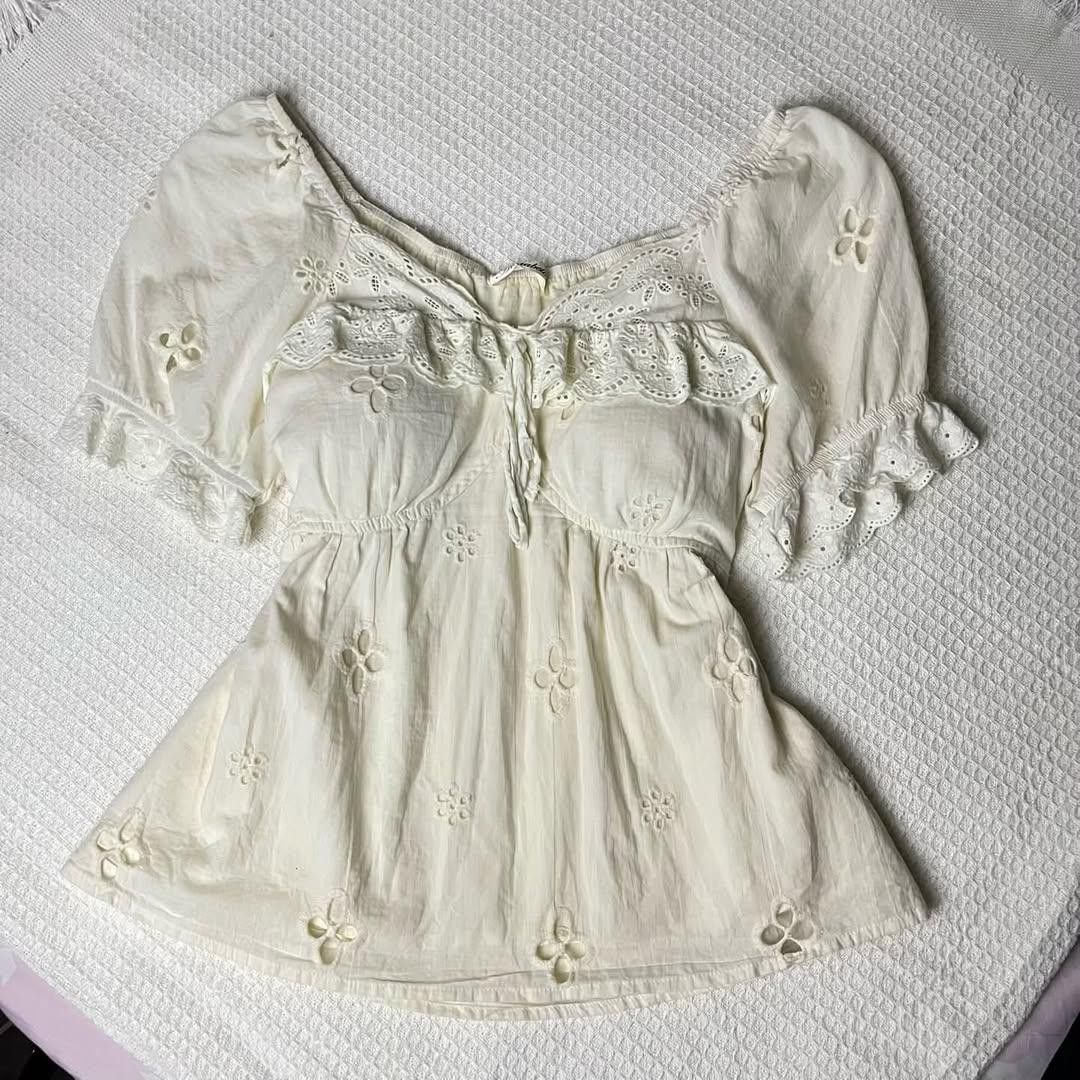 Annabelle White Eyelet Puff Sleeve Top (Category: Blouses) located in Baler. Submitted by liavelle.thrifty (Listing ID 1460199999, Image 1). Description: Size: S-M No issue Eyelet top with inner lining Padded 10/10.