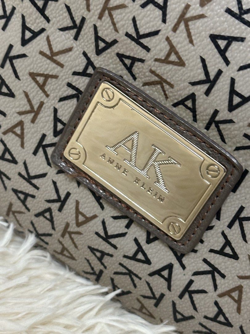 Anne Klein hobo bag (Category: Shoulder Bags) located in Quezon City. Submitted by riavero (Listing ID 1460249186, Image 3). Description: Ganda pa neto — may zip pocket sa back — signs of use sa 2nd photo & may dumi sa loob Offer lang kayo.