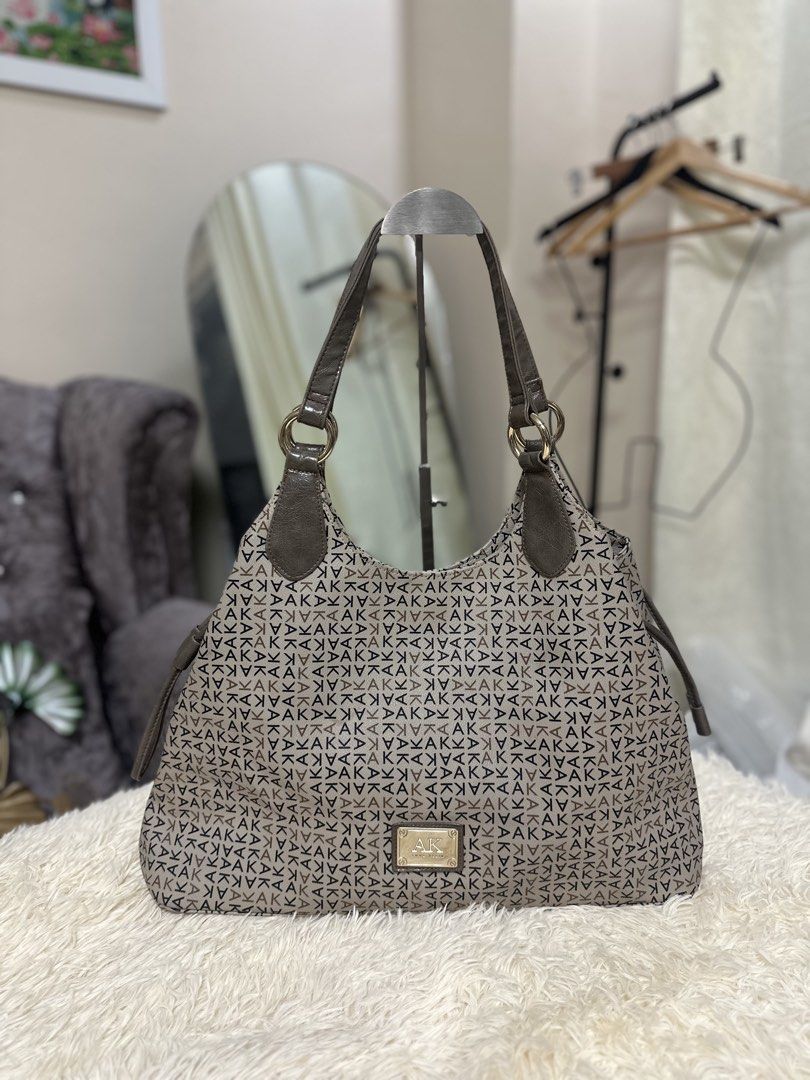 Anne Klein hobo bag (Category: Shoulder Bags) located in Quezon City. Submitted by riavero (Listing ID 1460249186, Image 1). Description: Ganda pa neto — may zip pocket sa back — signs of use sa 2nd photo & may dumi sa loob Offer lang kayo.