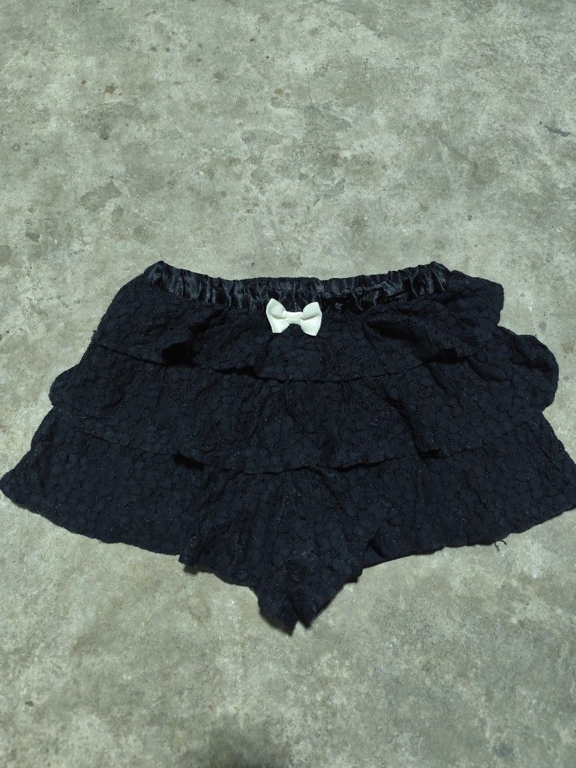 Any FAM ruffled skort / skirt (Category: Skirts) located in Alabel. Submitted by OLDWORLD_GARMENTS (Listing ID 1460250116, Image 1). Description: Any FAM ruffled skort WL 22-27 inches Length 10 inches.
