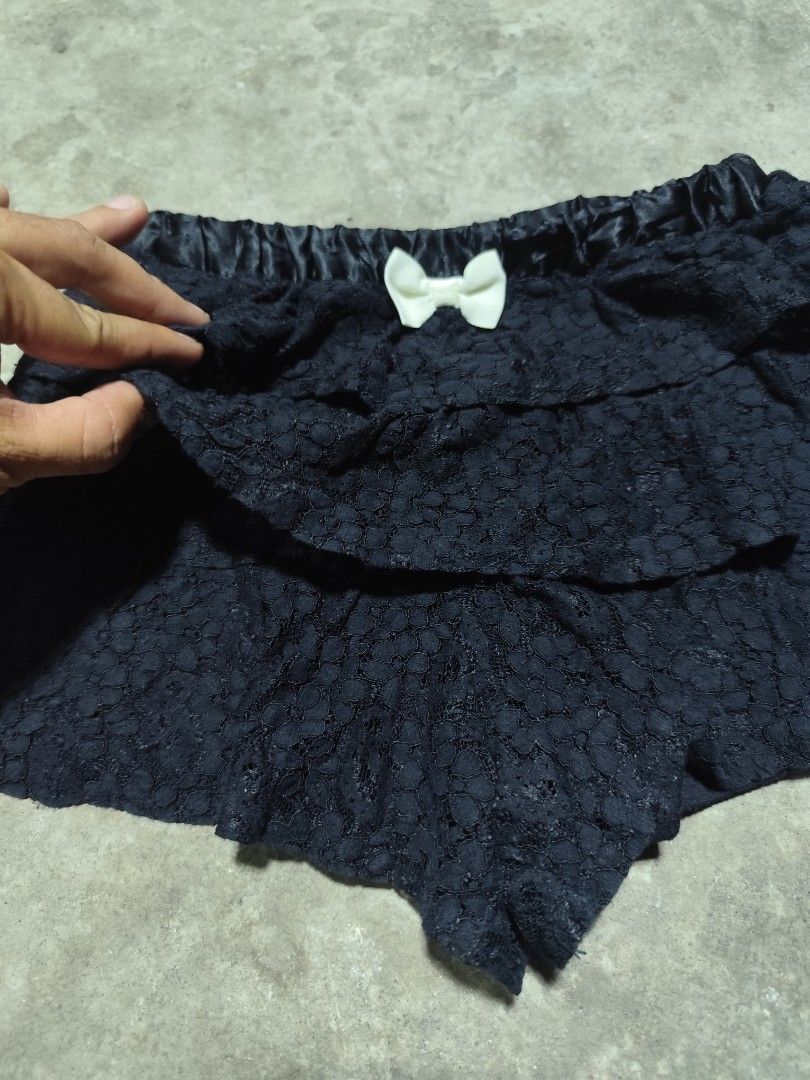 Any FAM ruffled skort / skirt (Category: Skirts) located in Alabel. Submitted by OLDWORLD_GARMENTS (Listing ID 1460250116, Image 2). Description: Any FAM ruffled skort WL 22-27 inches Length 10 inches.