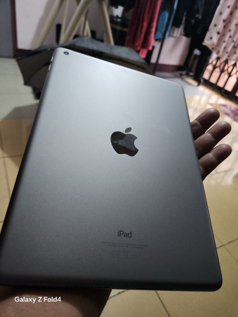 Apple iPad 6th Generation (Category: iPad) located in Manila. Submitted by bright_robert (Listing ID 1460298237, Image 3). Description: 6th generation 128 wifi only unit case no issues .