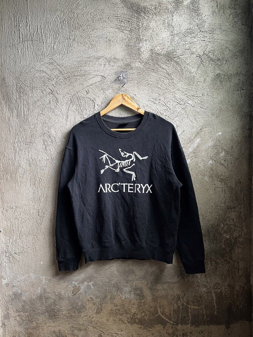 ARC’TERYX BIG LOGO SWEATER (Category: Hoodies) located in Cagayan de Oro. Submitted by rewornthriftph (Listing ID 1460128546, Image 1). Description: width: 20.5 length: 25 small to medium | FITS also on Xsmall Color rate: 9.5/10 Issue: NONE In EXCELLENT Condition See details and reference on slides Payment Methods: GCASH/JNT PLS MANAGE YOUR EXPECTATIONS. THRIFT ITEMS, NO CANCELLATION ₱600.