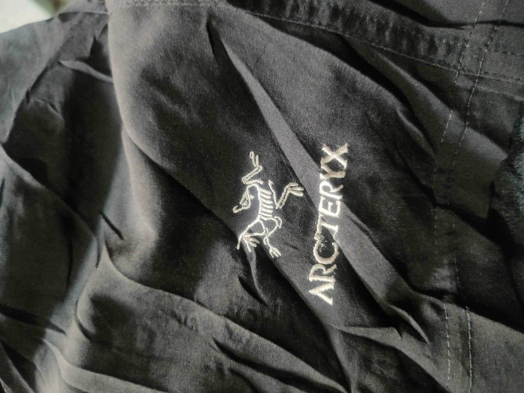 Arcteryx nylon short (Category: Activewear) located in Vinzons. Submitted by khasanche43622 (Listing ID 1460232781, Image 3). Description: Excellent condition Embroidered logo design Waist-30-36 L-20.