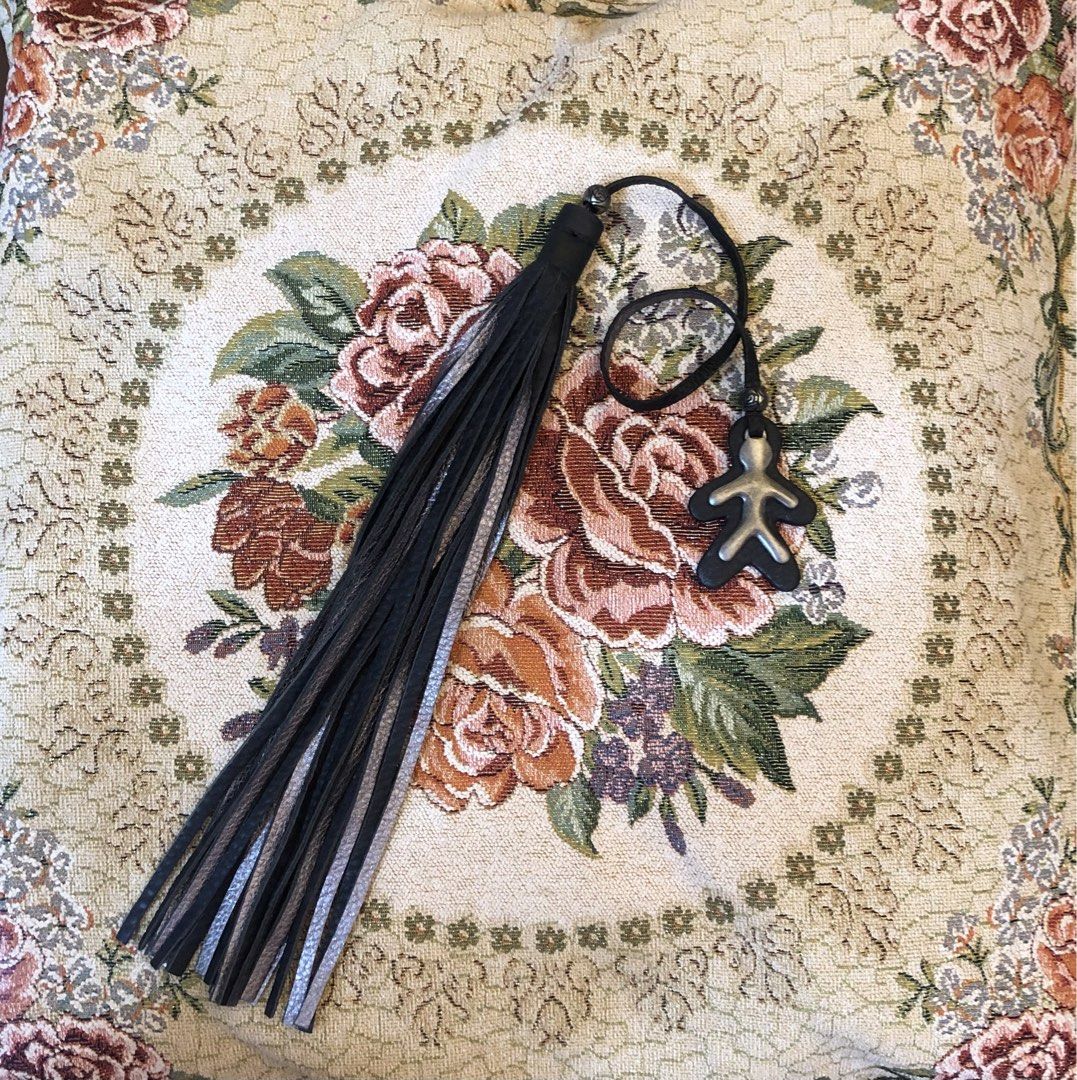 💯 Henry Beguelin Bag Tassel (Category: Luxury Accessories) located in Lapu Lapu. Submitted by maro8 (Listing ID 1460182306, Image 1). Description: - 💯 Henry Beguelin leather tassel - Color: Black and Silver .