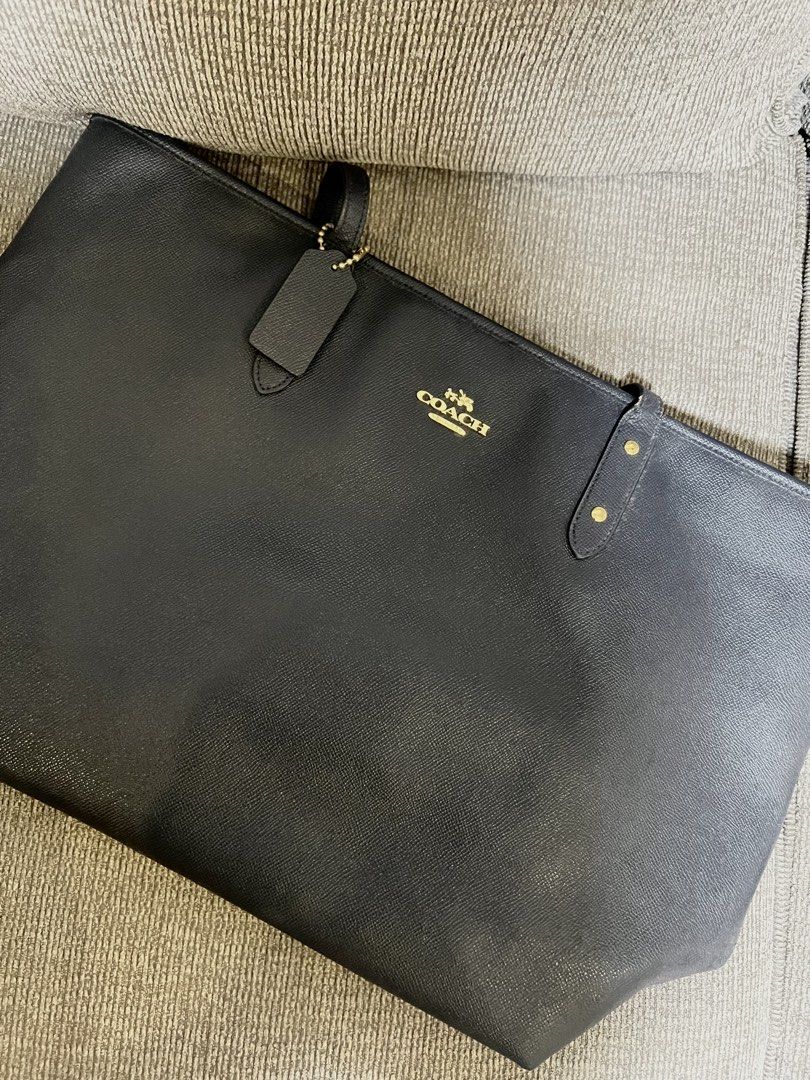 Authentic Coach City Bag (Category: Tote Bags) located in Manila. Submitted by kstyles.ph (Listing ID 1460127428, Image 1). Description: Authentic Coach City Tote in Navy Blue Crossgrain Leather (Style F11926) - First owned bag (well-used) - QC Area - Slightly Negotiable.