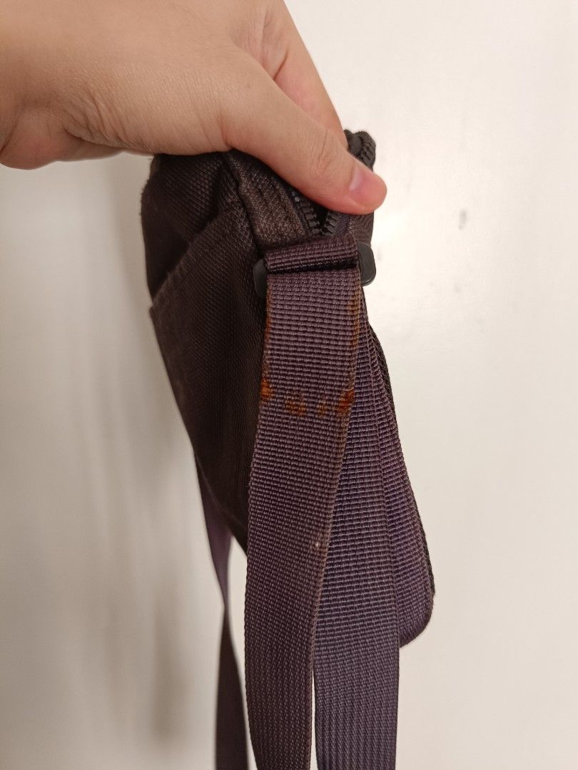 Authentic Nike Phone sling bag (Category: Cross-body Bags) located in General Mariano Alvarez. Submitted by plsjewelryemporium (Listing ID 1460136640, Image 3). Description: Authentic Nike Phone sling bag minor discoloration of strap and minor stain still usable no rubs or holes bawal po sa maselan PHP 350 + SF MOP: Gcash MOD: J&t express and lalamove NO COD/COP DM ❣️.