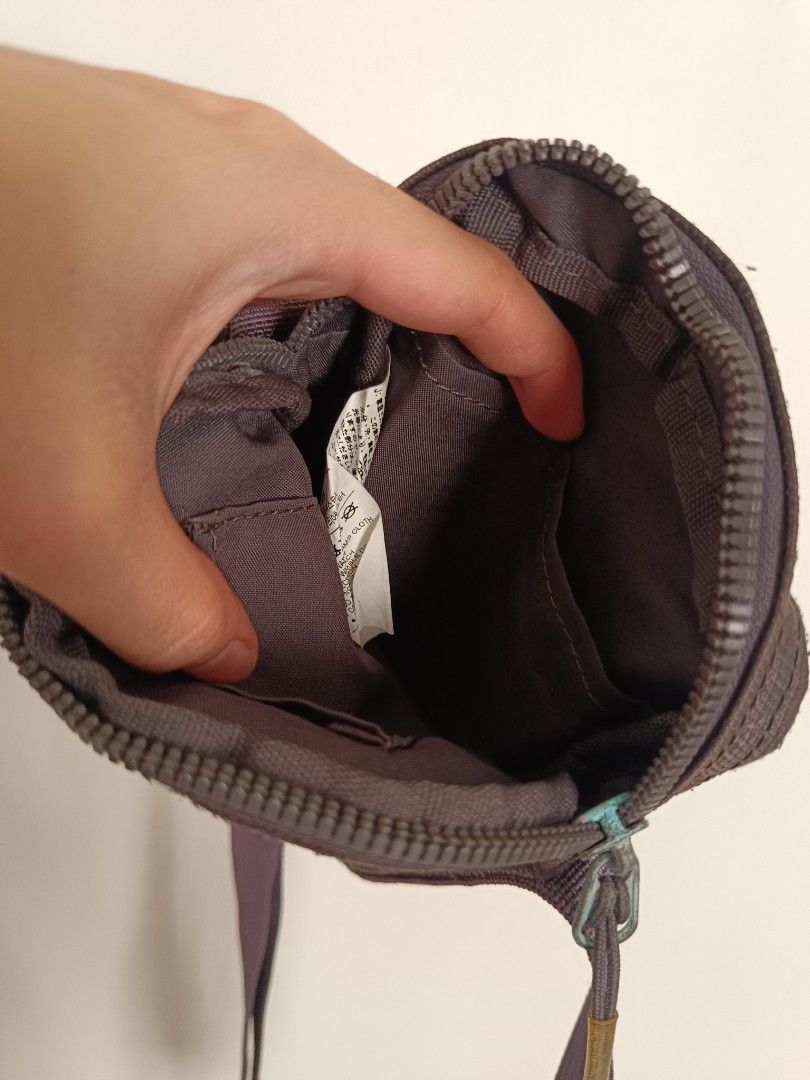 Authentic Nike Phone sling bag (Category: Cross-body Bags) located in General Mariano Alvarez. Submitted by plsjewelryemporium (Listing ID 1460136640, Image 2). Description: Authentic Nike Phone sling bag minor discoloration of strap and minor stain still usable no rubs or holes bawal po sa maselan PHP 350 + SF MOP: Gcash MOD: J&t express and lalamove NO COD/COP DM ❣️.