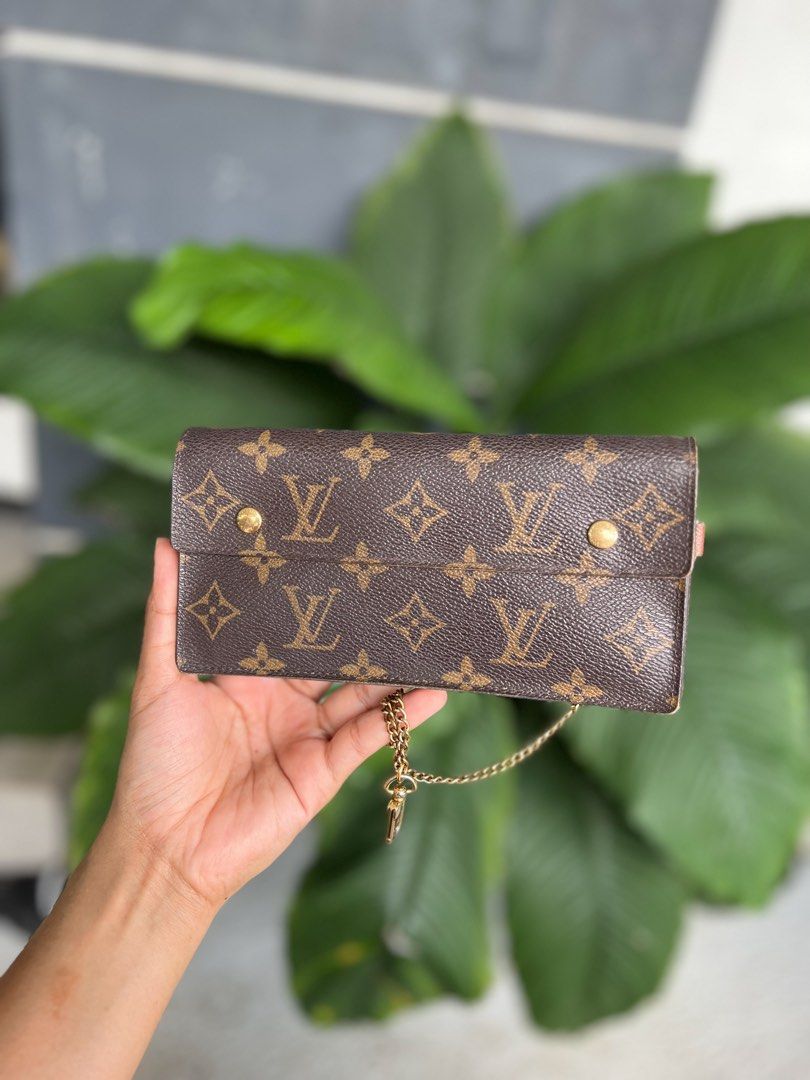 Authentic Preloved Louis Vuitton LV Long wallet with chain (Category: Luxury Bags & Wallets) located in San Pablo. Submitted by misskittyph (Listing ID 1460271542, Image 3). Description: L .O U I S V. U I T T O N M.onogram accordion Long wallet with chain ▪️17k only .⠀⠀⠀⠀⠀ Condition 8.9/10 Made in France Date code TH0035 Includes short chain strap Layaway options available 💯Guaranteed authentic or your money back .