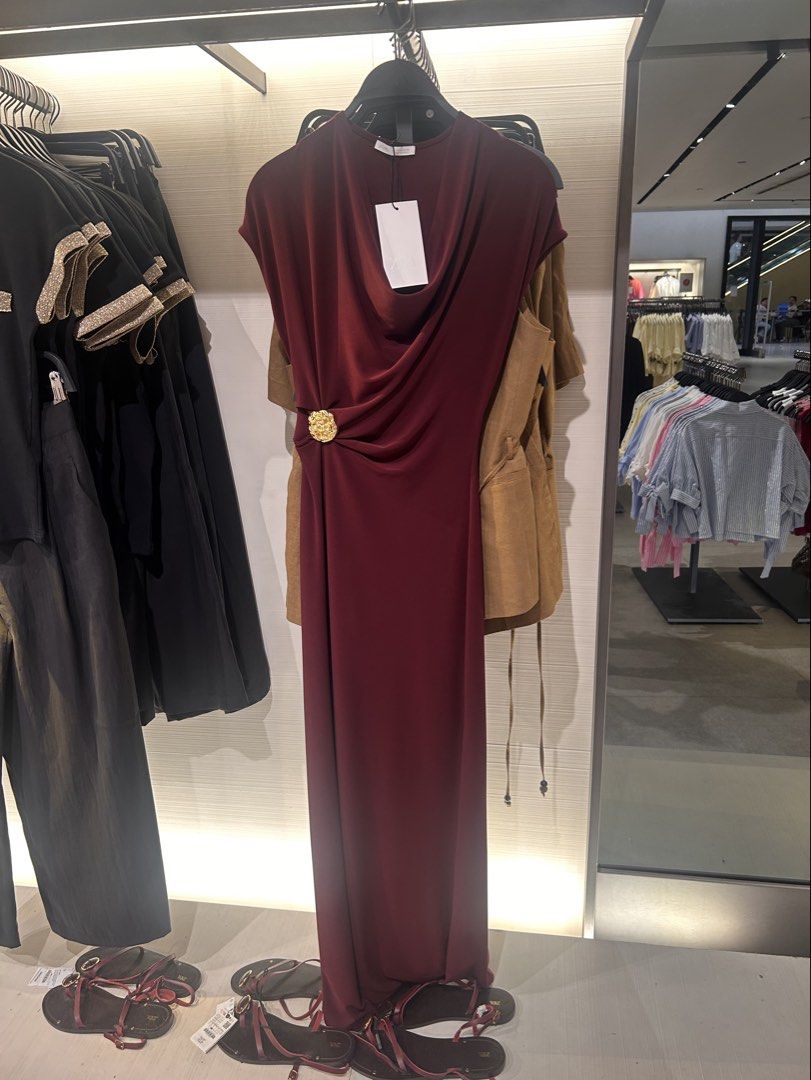 Authentic Zara Cowl Neck Midi Dress (Category: Dresses) located in Mandaluyong City. Submitted by beyfinds (Listing ID 1459255000, Image 1). Description: - Burgundy midi dress USED ONCE PASSED AS BRAND NEW - Flattering cowl neckline - Short cap sleeves - Statement gold brooch on the side - Ideal for events or a night out.
